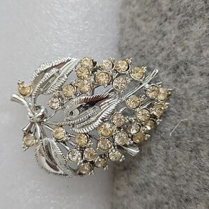 STAR Vintage Large Flower Rhinestone on Silvertone Brooch